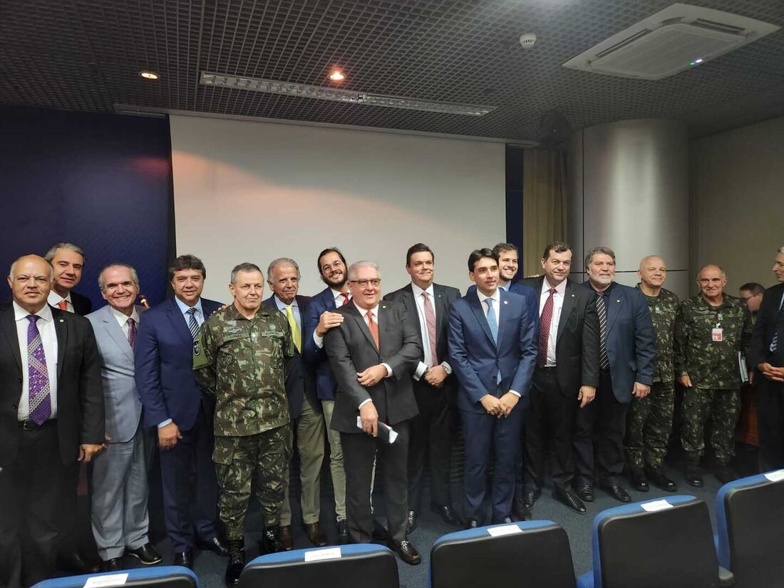 O encontro seria apenas para o Alto Comando do Exército detalhar o projeto de abertura da Escola de Sargento e Armas, em Abreu e Lima