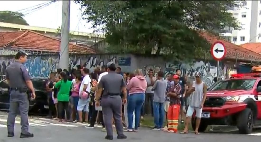 Movimentação em frente ao colégio após o ataque