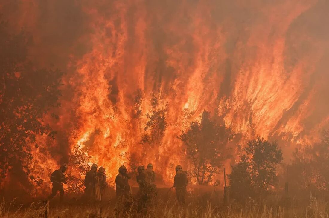 Fogo já queimou mais de 3.000 hectares em um perímetro de 30 quilômetros