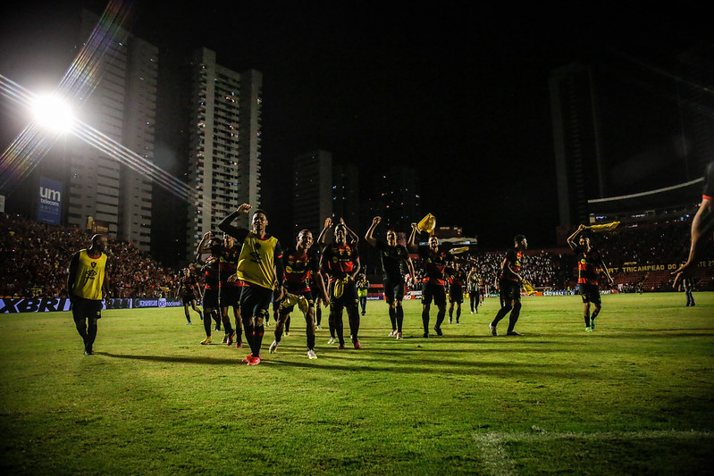 Jogadores do Sport festejam vitória na Ilha