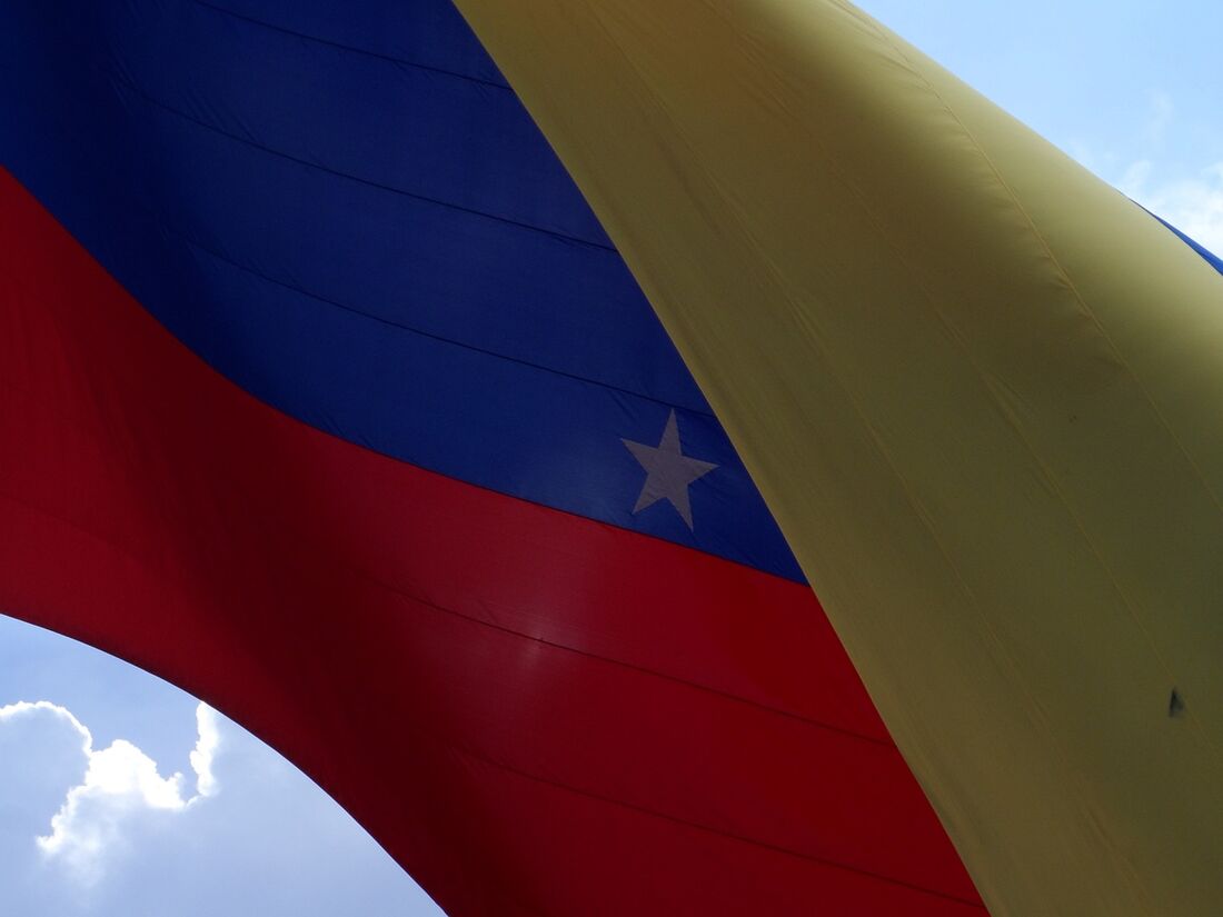 Bandeira da Venezuela. A Polícia Nacional contra a Corrupção deteve dois homens vinculados a Aissami no domingo: o vice-presidente de Comércio e Controle de Qualidade da PDVSA, coronel Antonio Pérez Suárez, e Joselit Ramírez