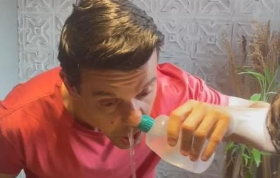 Otorrinolaringologista Ricardo Dolci faz demonstração de lavagem nasal