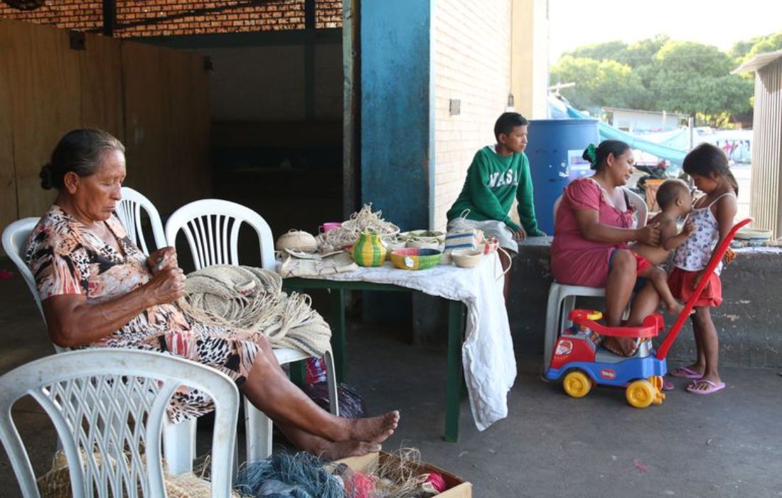 Família de migrantes venezuelanos em abrigo desativado na cidade de Boa Vista (RR)