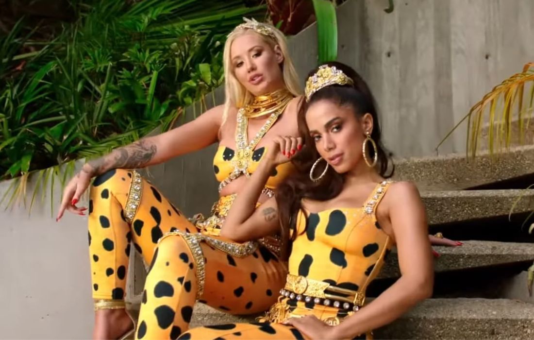 Iggy Azalea e Anitta no clipe de "Switch"