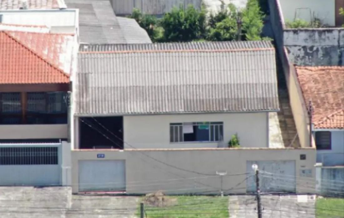 Casa monitorada por drone pela Polícia Federal no bairro Jardim Social, em Curitiba (PR), foi alugada por facção e é apontada pela PF como uma das bases do plano de sequestrar Moro