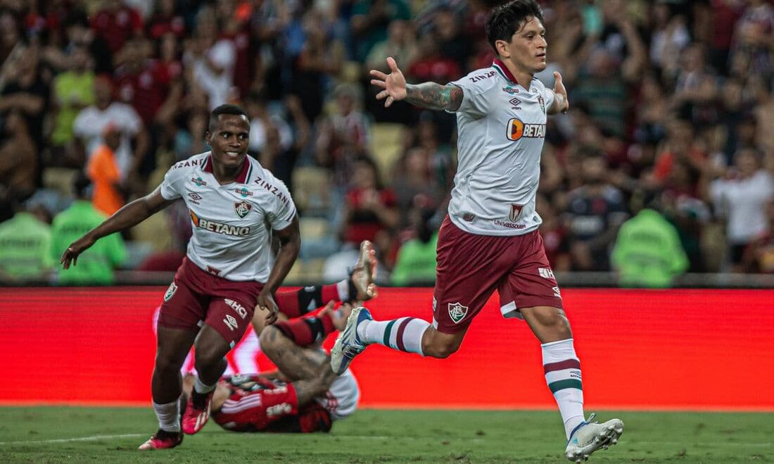 Cano marcou o primeiro gol do Fluminense contra o Flamengo 