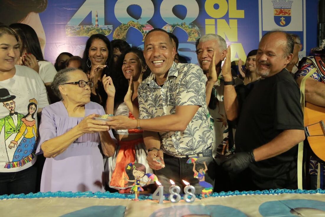 Corte do bolo do aniversário de 488 anos de Olinda