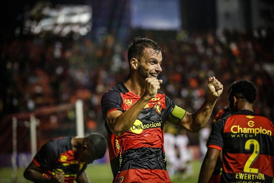 Rafael Thyere comemorando o gol da vitória contra o Sergipe