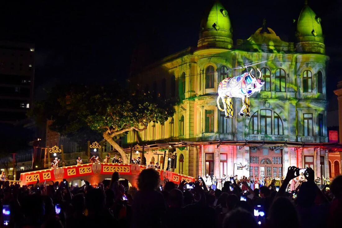 Espetáculo "O Boi Voador" no encerramento da programação do aniversário do Recife