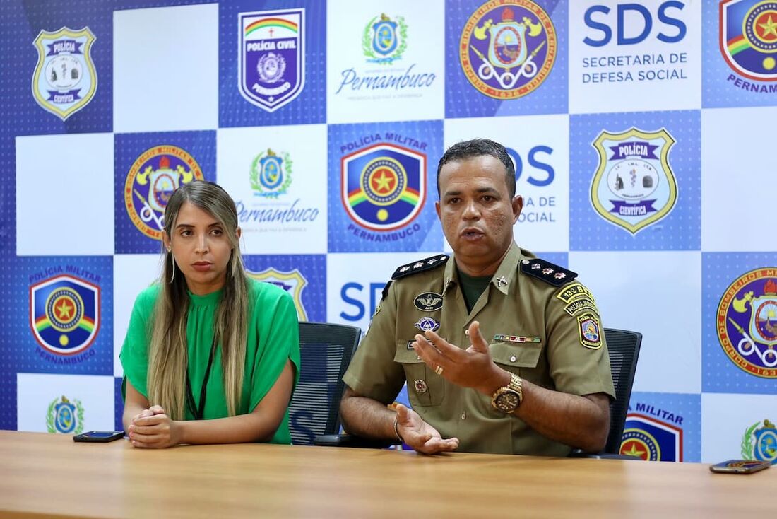 Coletiva de imprensa na SDS sobre prisão em flagrante de criminosos que assaltaram turistas argentinos no Centro do Recife. Na foto, delegada Bárbara Fort e tenente coronel Fábio Henrique. 