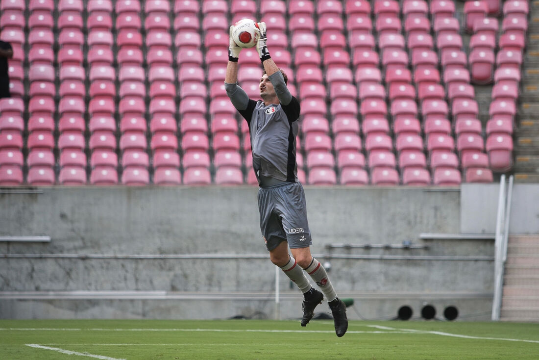 Michael parece ter assumido de vez o posto de goleiro titular do Santa Cruz