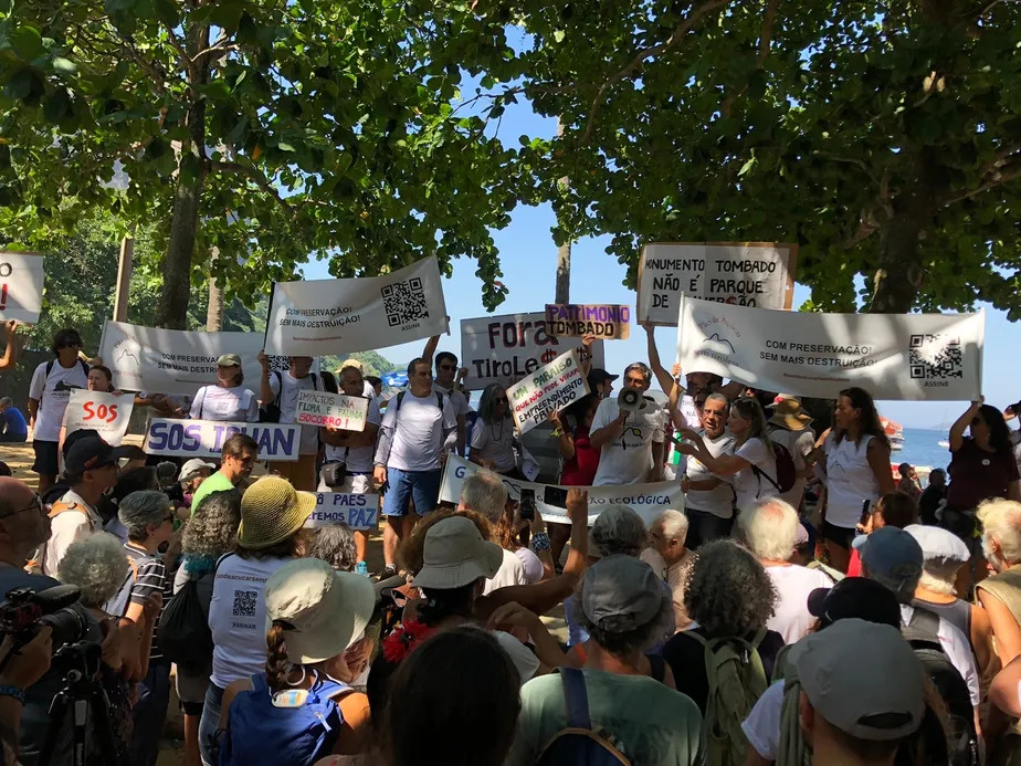 Manifestantes se reúnem na Praia Vermelha