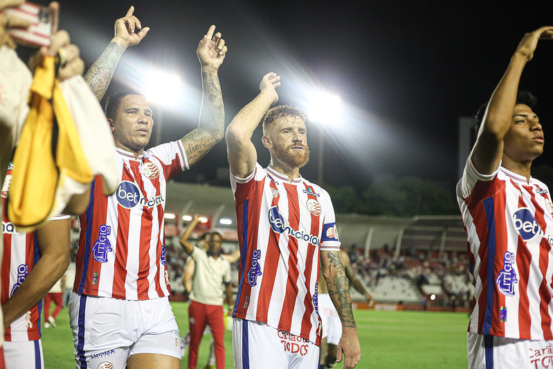 Jogadores do Náutico comemoram vitória diante do Vila Nova