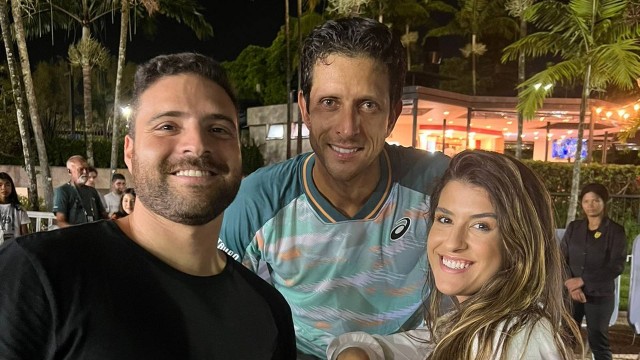 Luana Zucoloto e o namorado Yan posam para foto com Marcelo Melo