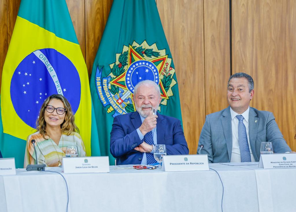 Lula (centro) durante reunião com prefeitos