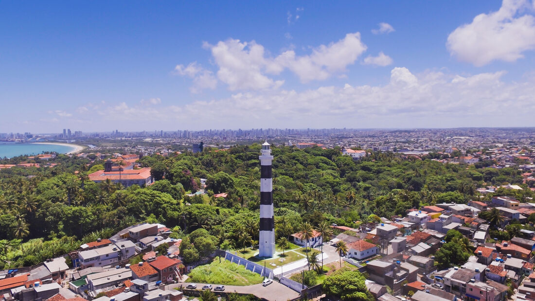 Olinda e Recife, ao fundo