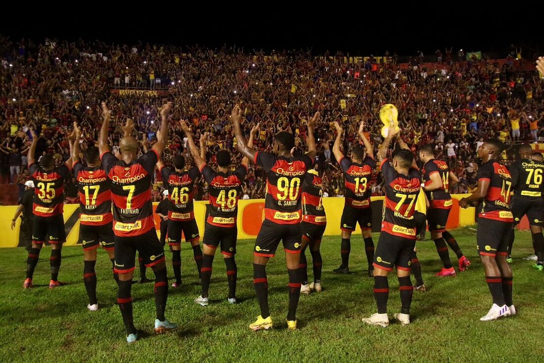 Jogadores do Sport celebram classificação junto à torcida na Ilha