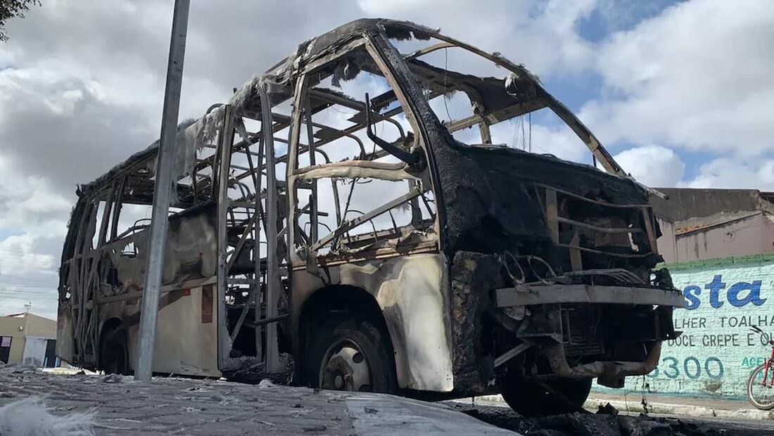 Micro-ônibus incendiado era utilizado no transporte complementar de Maracanaú, na Grande Fortaleza