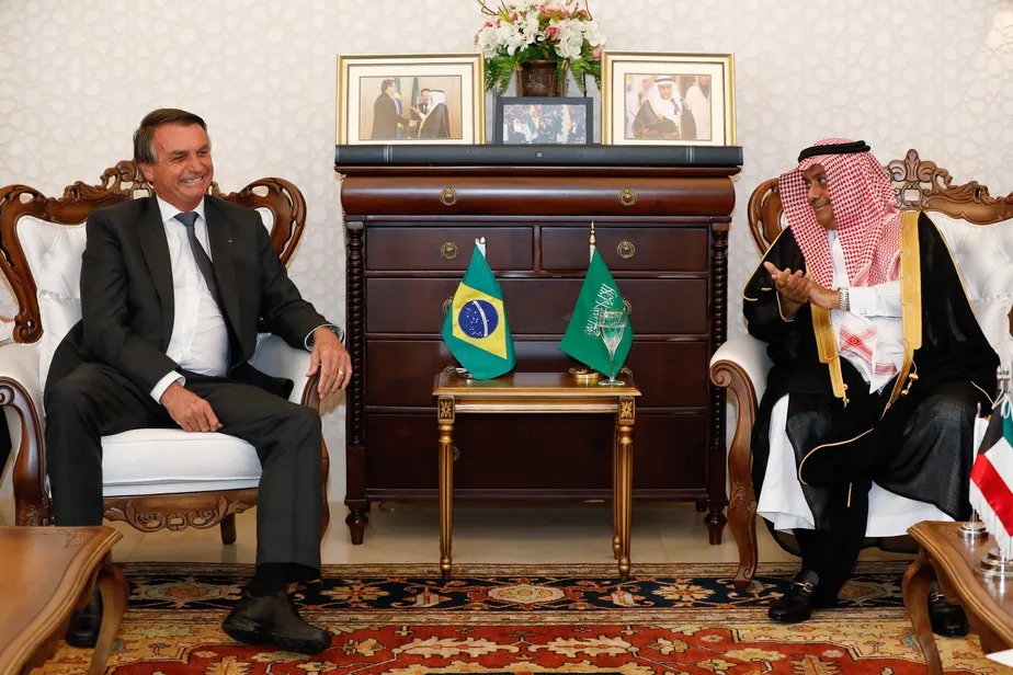 Bolsonaro com o embaixador da Árabia Saudita no Brasil à época, Ali Abdullah Bahittan, em 25 de outubro de 2021