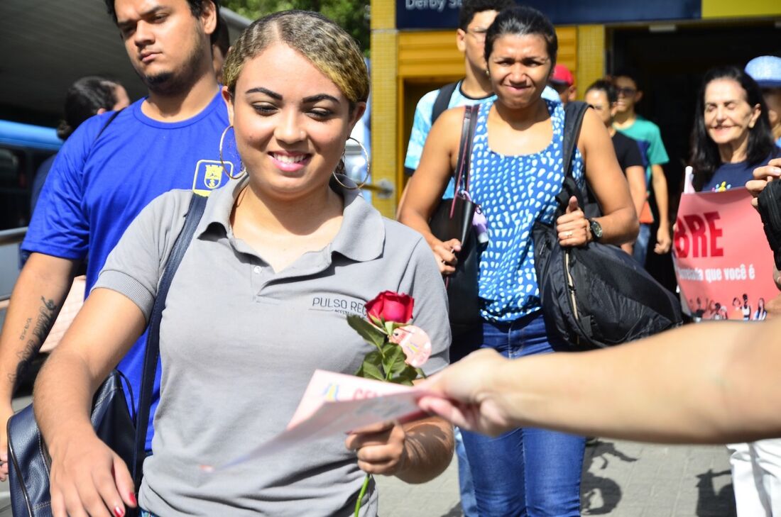 Mulheres recebem rosas e panfletos na Praça do Derby