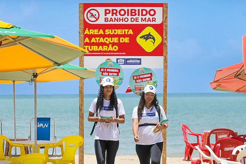 Prefeitura de Jaboatão instala placas com alertas de proibição de banho de mar em Piedade