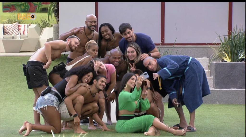 Dania Mendez, em foto com os participantes do BBB23