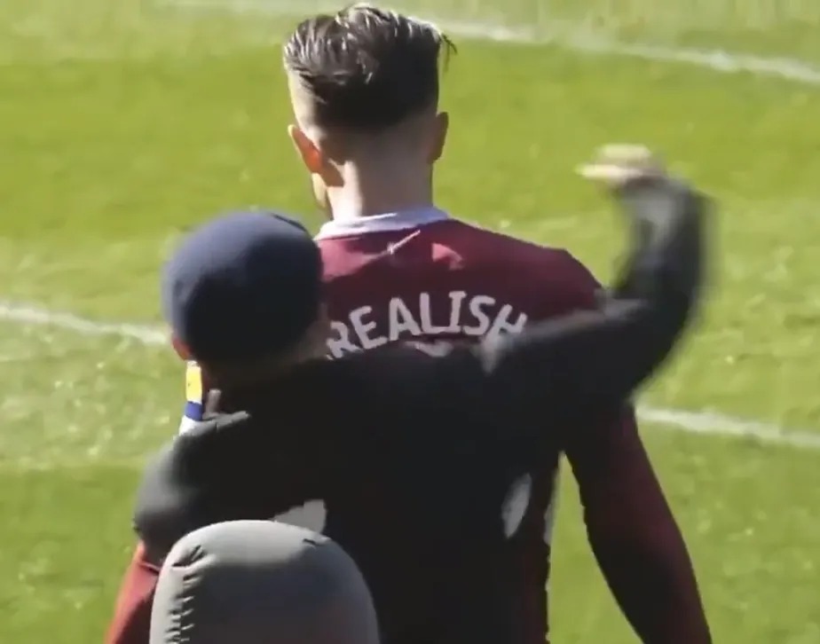 Paul Mitchell agride o jogador Jack Grealish 