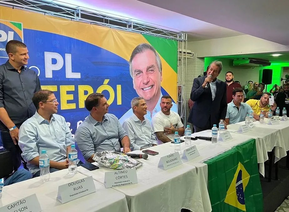 O presidente do PL, Valdemar Costa Neto (de pé), declarou apoio à candidatura do senador Flávio Bolsonaro (segundo sentado à direita) para a prefeitura do Rio