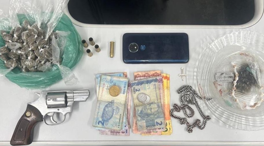 Na sacola que eo homem transportava, foram encontrados 85 big bigs de maconha, 12 pedras e mais 8 g de crack, além de R$ 148,60 em espécie.