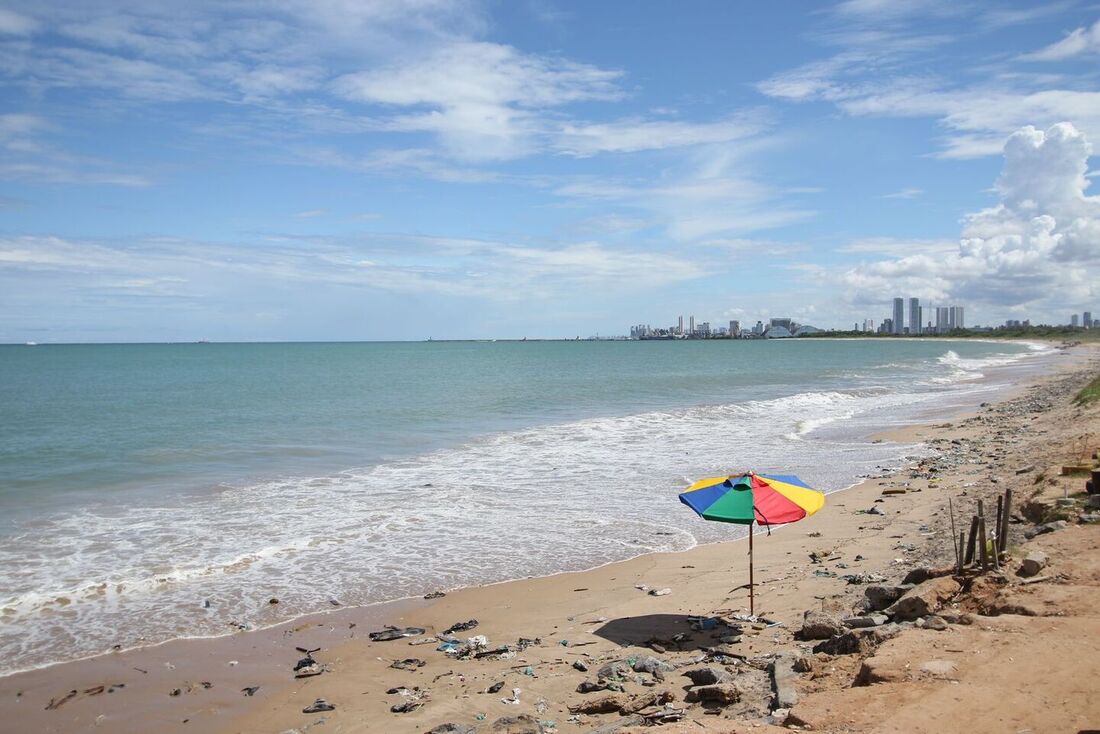 Um mês após o atque de tubarão a um homem, a praia de Del Chifre, em Olinda, teve um domingo deserto