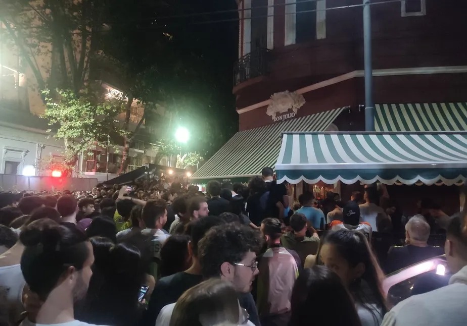 Torcedores argentinos cercam restaurante onde Lionel Messi estava jantando, em Buenos Aires 