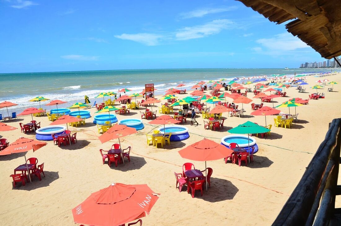 Praia de Piedade registra movimento fraco neste domingo (26)