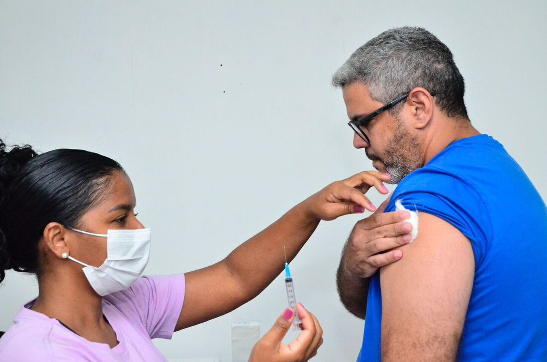 Centro de Vacinação contra Covid-19 no RioMar Recife tem movimentação intensa neste domingo (26)