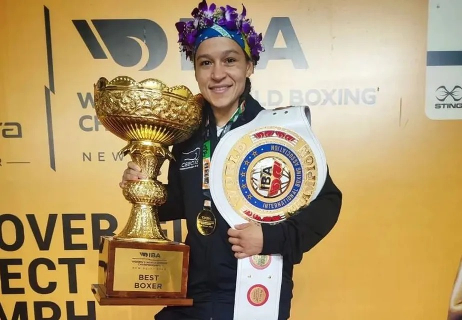 Bia Ferreira exibe o troféu, a medalha e o cinturão conquistados no Mundial de Nova Deli 