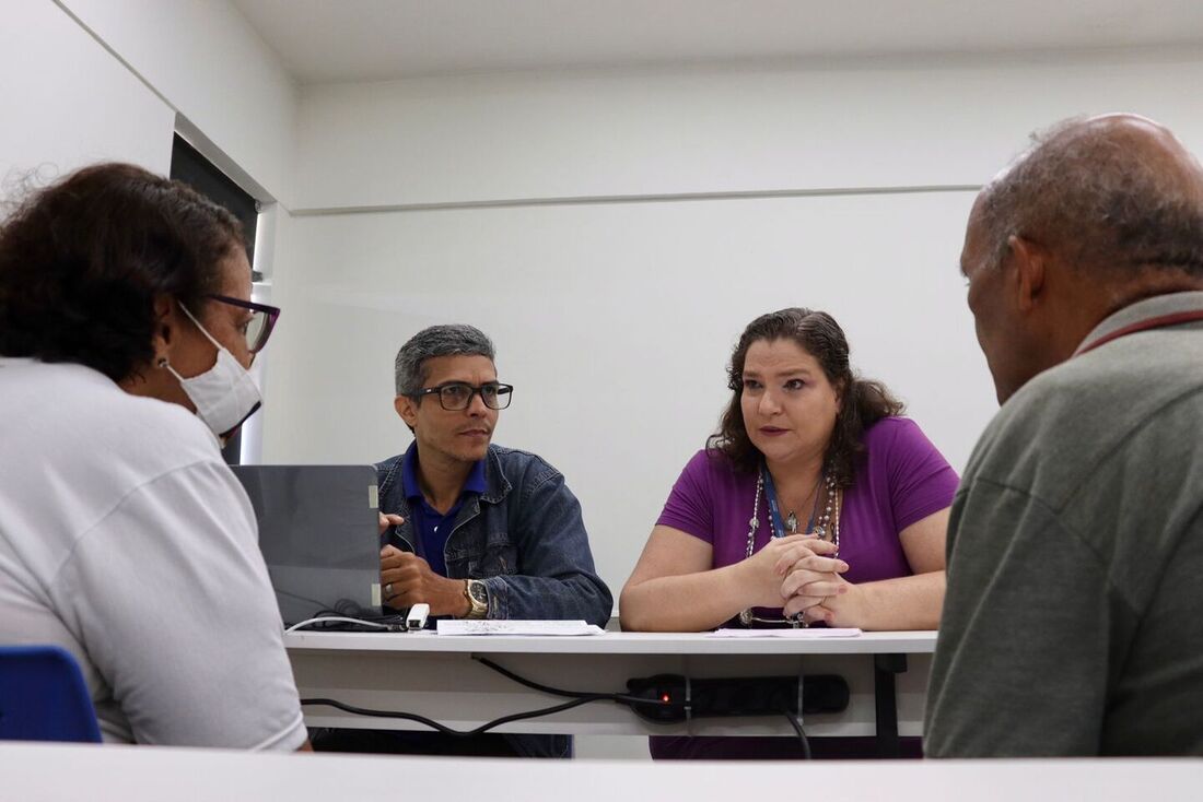 Mutirão de dívidas do Procon acontecendo na FCAP. Na foto: Giselda Gomes da Silva e João Fernando.