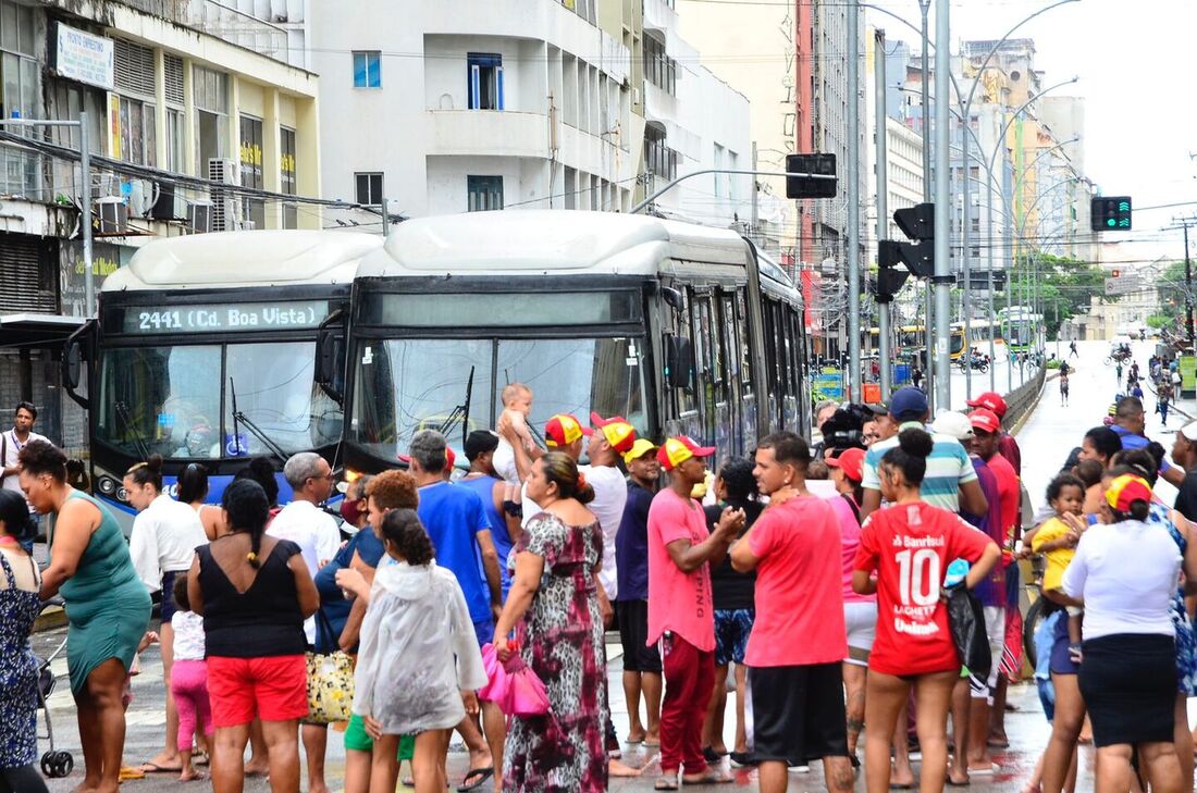 Protesto interdita a avenida Conde da Boa Vista