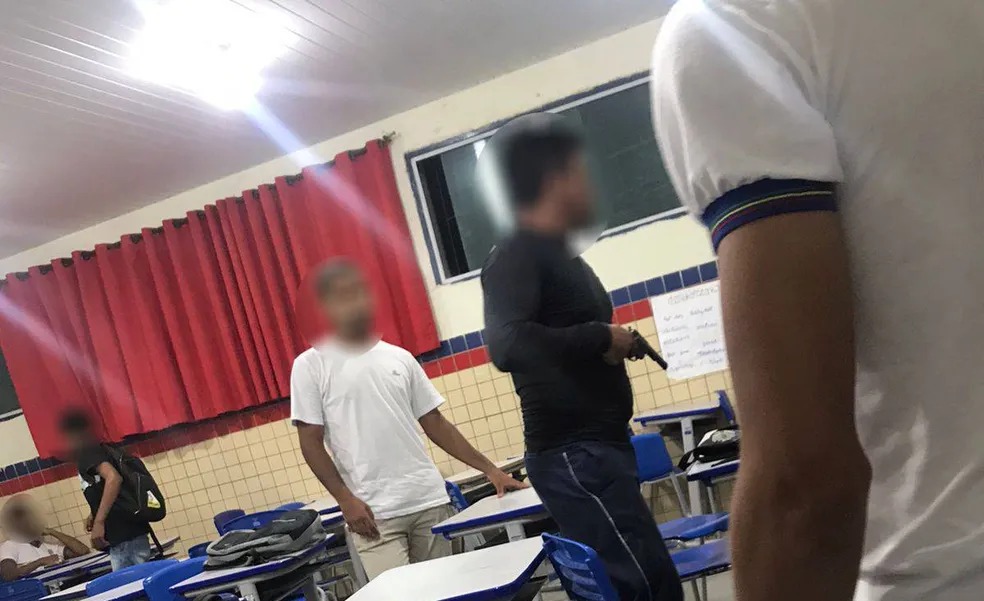 Vigilante entrou armado em sala de aula 