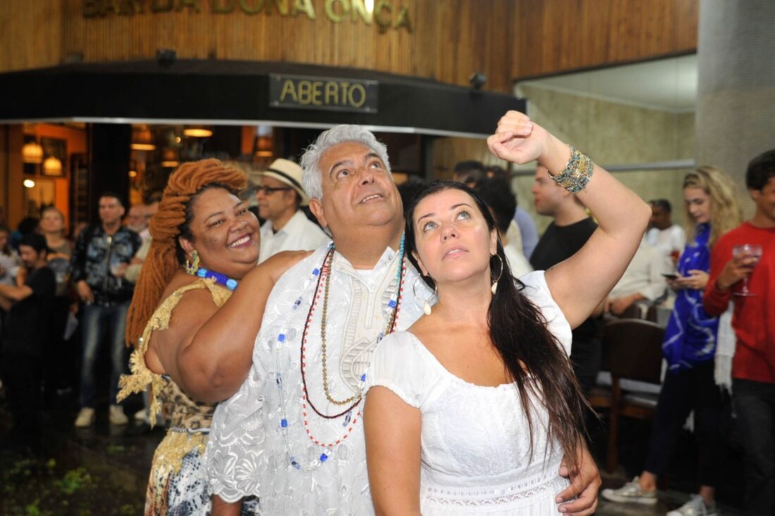 Bar da Dona Onça comemora 15 anos com retorno de "Águas de Janaína"