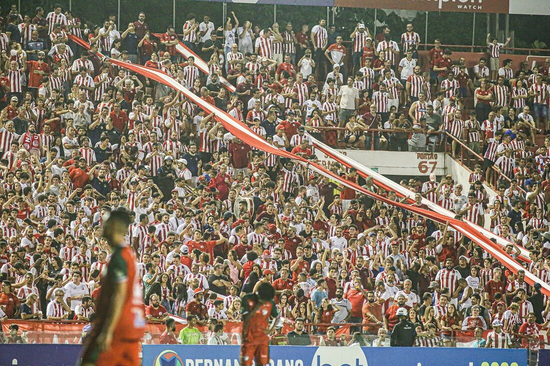 A torcida alvirrubra tem que chegar junto pra botar pressão pra cima dos mineiros