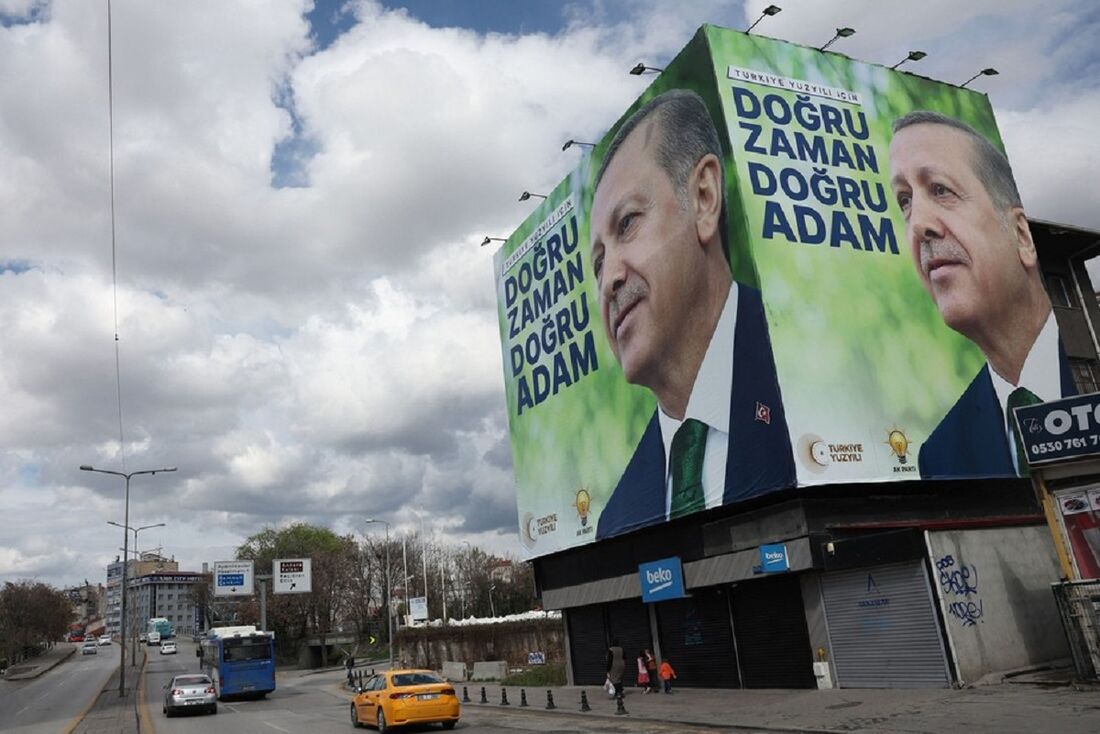 Outdoors mostrando o retrato de Erdogan às vésperas das eleições, em Ancara 