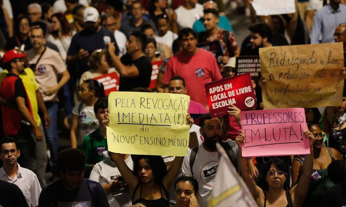 Os jovens gritavam palavras de ordem e carregavam bandeiras e faixas.