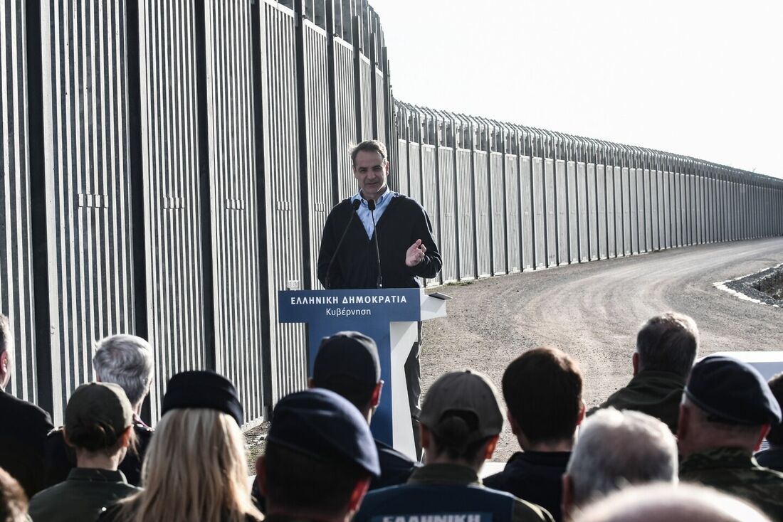 Kyriakos Mitsotakis, primeiro ministro grego, discursa em frente a cerca na fronteira Grécia-Turquia