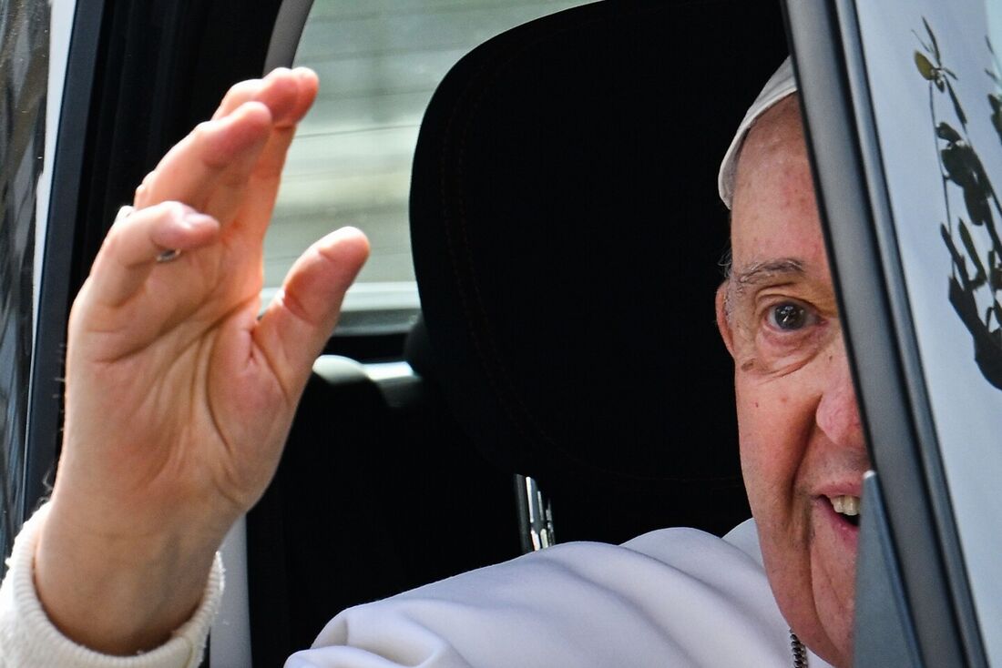 Papa Francisco deixa hospital e diz: Ainda estou vivo - Forbes