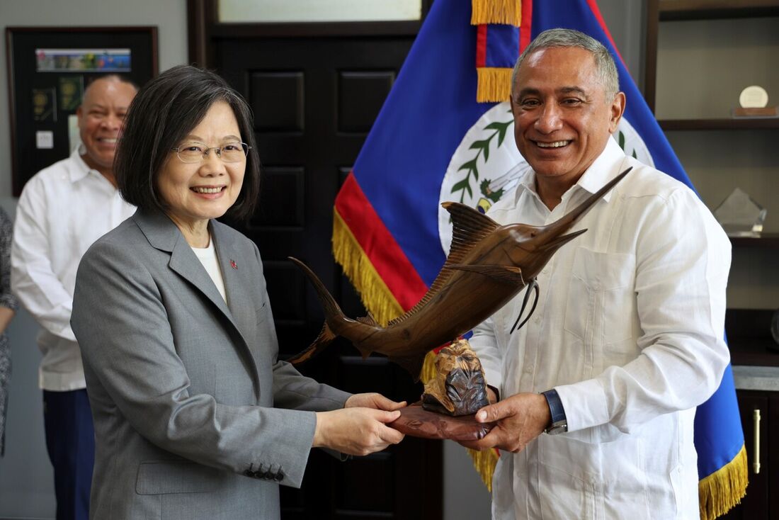 presidente de Taiwan, Tsai Ing-wen (L), recebe um presente do primeiro-ministro de Belize, Juan Briceño, no Ministério das Relações Exteriores em Belmopan, em 3 de abril de 2023