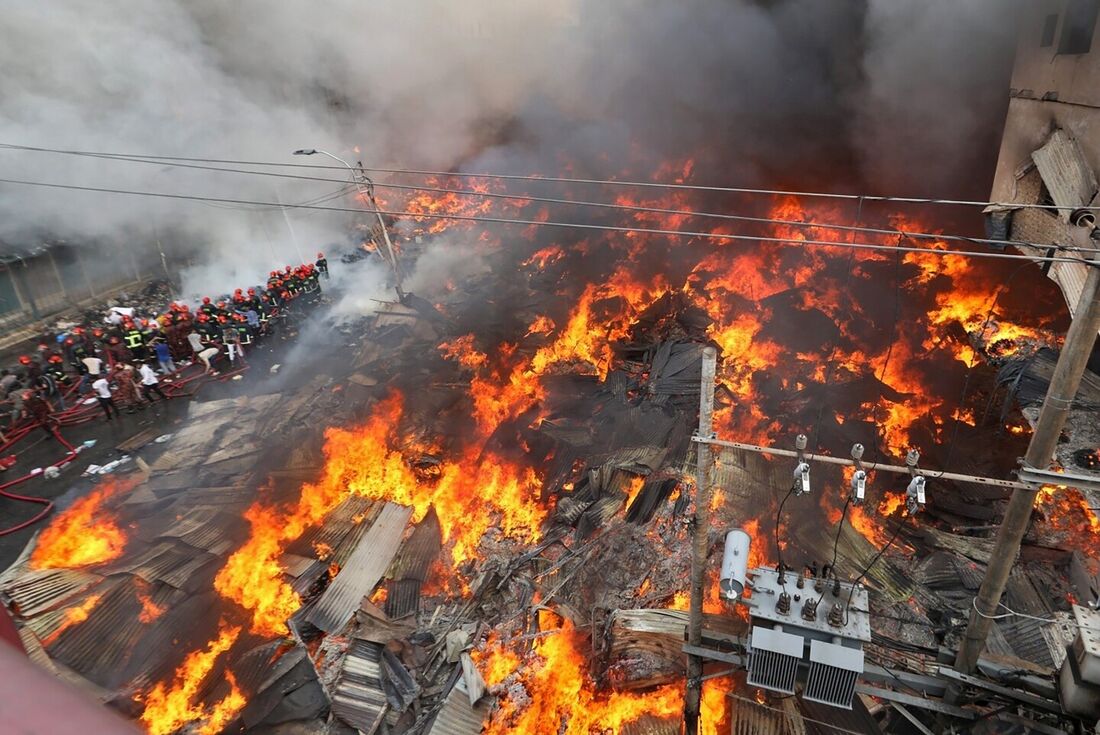 Incêndio em mercado de roupas na capital de Bangladesh