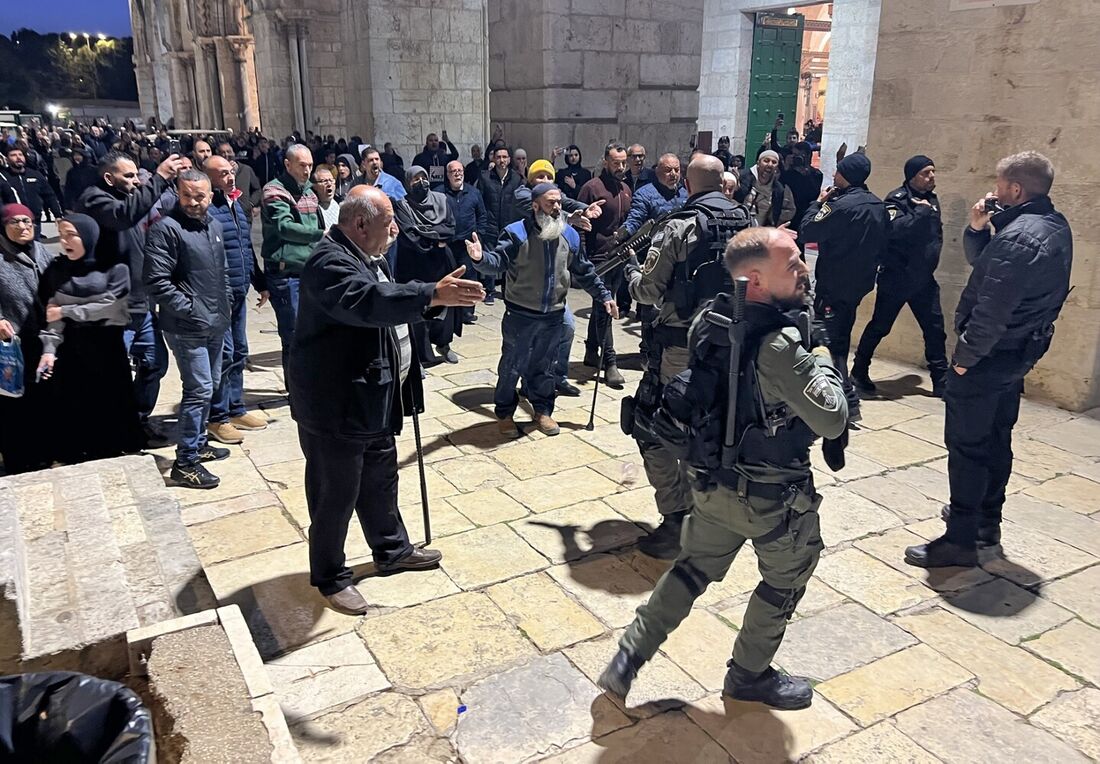 Confrontos na mesquita de Al-Aqsa em Jerusalém terminam em mais de 350 detidos