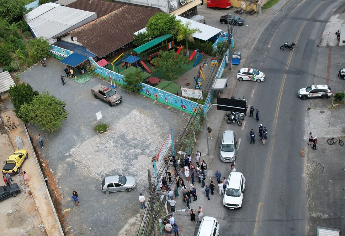 Imagem aérea da creche atacada em Blumenau nesta quarta-feira (05)