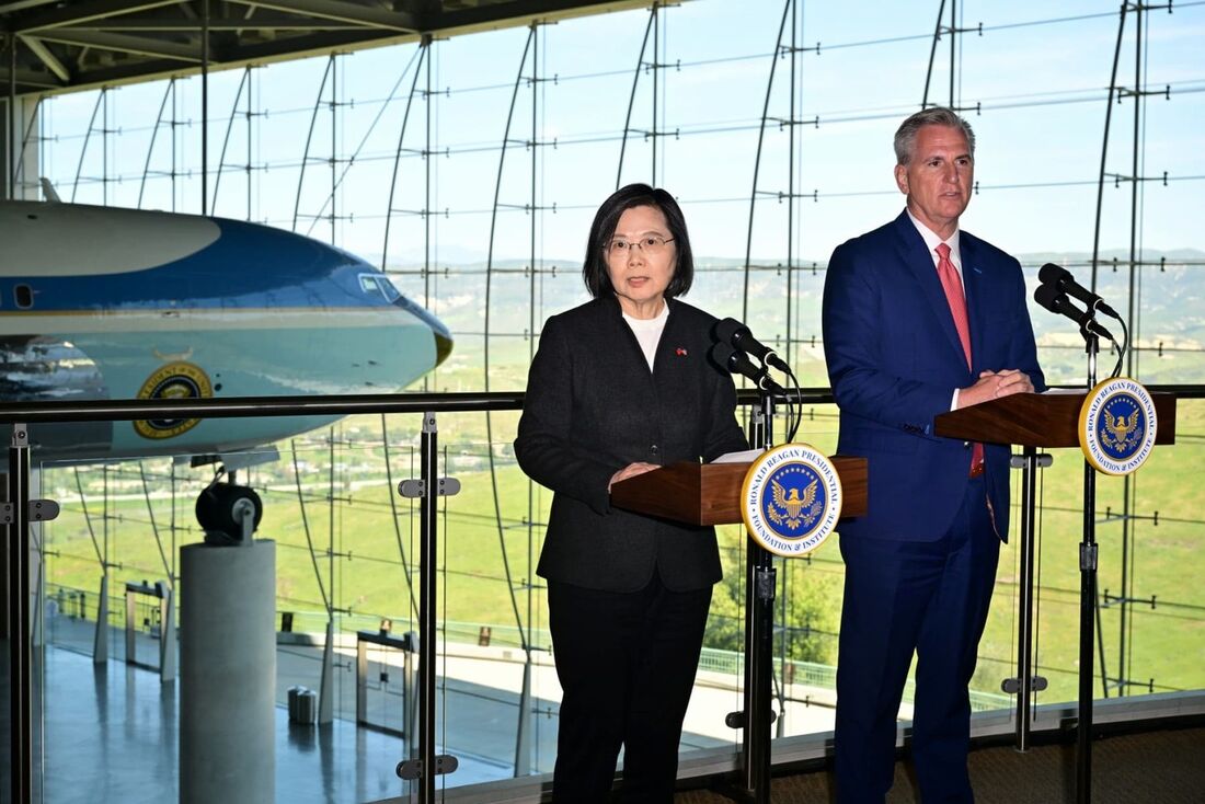 O presidente da Câmara dos EUA, Kevin McCarthy (à direita), e a presidente taiwanesa, Tsai Ing-wen, falam à imprensa após uma reunião bipartidária na Biblioteca Presidencial Ronald Reagan em Simi Valley, Califórnia