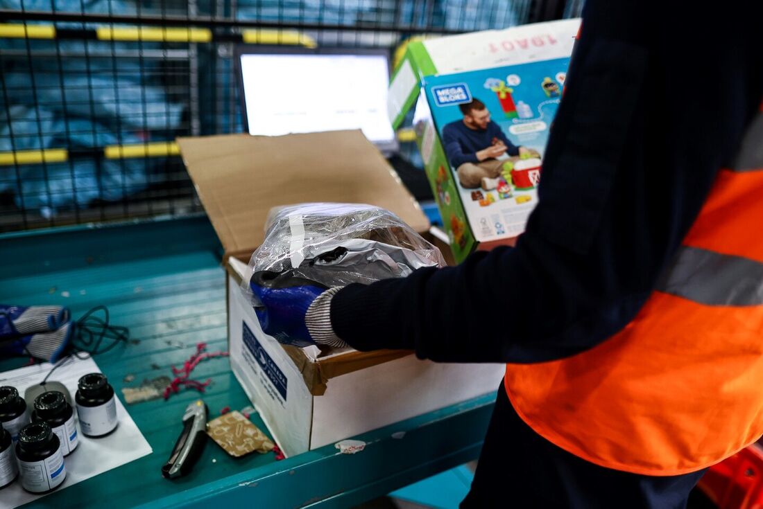 Sacolas cheias de maconha em um pacote de brinquedos infantis na zona de carga do aeroporto de Bruxelas