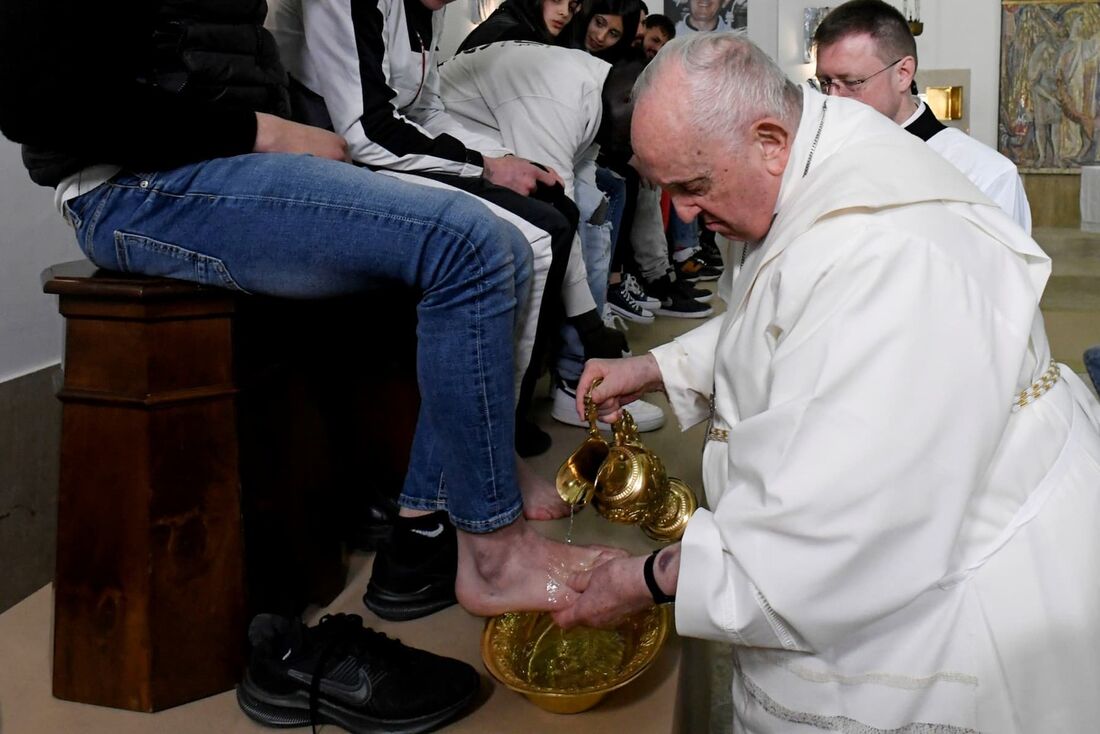 Papa Francisco realizando o "lava-pés" de doze jovens detidos no Instituto Penal para menores "Casal del Marmo" em Roma, como parte das celebrações da Semana Santa.